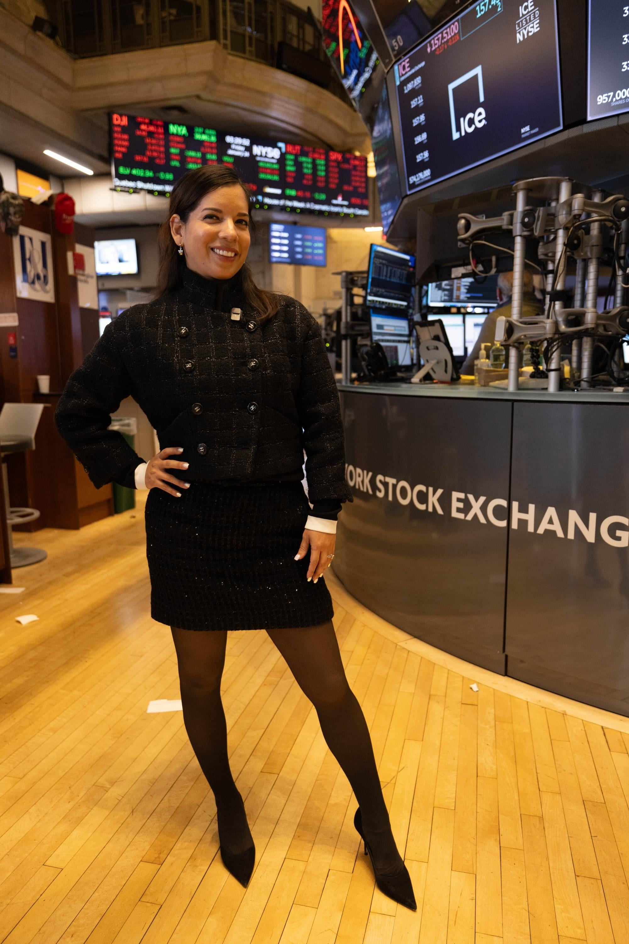 Gabriela Berrospi en un mercado financiero